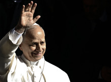 El Papa León XIV saludando a fieles