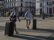 Turistas con maletas por el centro de la ciudad