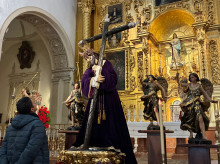 Un hombre contempla el besapié del Señor de las Necesidades en Cabra