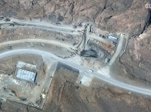 Una imagen satelital muestra una vista más cercana de las entradas de túneles destruidas en el complejo misilístico de Isfahán