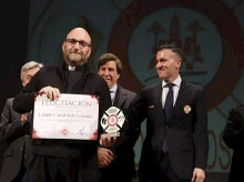 El canónigo Tomás Pajuelo recibe el reconocimiento en nombre del Cabildo