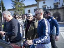 SAN SEBASTIÁN, 24/03/2026.- La exjefa de ETA Soledad Iparraguirre, 'Anboto' (c), sale este martes de la cárcel de Martutene de San Sebastián tras la concesión de un régimen de semilibertad, en aplicación del artículo 100.2 del Reglamento Penitenciario, el mismo que se otorgó en su día al exdirigente de ETA Garikoitz Aspiazu, Txeroki. EFE/Javier Etxezarreta
