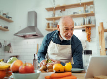 Por qué la abuela debe seguir cocinando los domingos la comida familiar