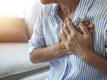 Una mujer siente dolor tocándose el pecho