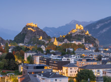 Sion y sus fortalezas enfrentadas en el cantón de Valais (Suiza)