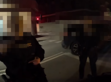 El Policía Nacional le llega a facilitar su número de identificación