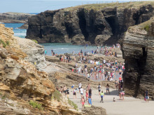 (Foto de ARCHIVO)
Turistas pasean por la playa de Las Catedrales, a 15 de agosto de 2021, en Ribadeo, Lugo, Galicia (España). La playa de Las Catedrales o As Catedrais se mantiene como uno de los principales atractivos turísticos de la costa lucense. El entorno tiene establecido un límite de 4.812 visitas diarias, un tope que este mes de julio se ha alcanzado en varias ocasiones. Actualmente la práctica de hacer hitos y figuras con los cantos rodados en As Catedrais está prohibida y puede acarrear sanciones de a partir de 3.000 euros, según la Ley de Patrimonio Natural y de Diversidad.

Carlos Castro / Europa Press
15 AGOSTO 2021;GALICIA: LUGO;LAS CATEDRALES;RIBADEO;
15/8/2021