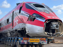 (Foto de ARCHIVO)
Uno de los vagones del Iryo accidentado en Adamuz es transportado por una grúa, a 23 de enero de 2026, en Audaz, Córdoba, Andalucía (España). Los trabajos en la zona del accidente ferroviario en Adamuz (Córdoba) continúan hoy centrados en la retirada de los restos de ambos trenes y la limpieza de las vías, todo ello después de que hayan finalizado las labores de emergencia tras localizarse en la tarde de este pasado jueves a las dos últimas víctimas desaparecidas, que han elevado a 45 el número de personas fallecidas en este siniestro.

Europa Press / Europa Press
23 ENERO 2026;PIXELADA
23/1/2026