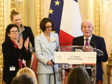 Paris (France), 11/04/2026.- French journalist Laurence Debray (C) speaks after receiving the Special Political Book Prize, organized by the French association Lire la Societe (Read the Society), for Reconciliation, the memoir of former King of Spain Juan Carlos I (not pictured), at the French Parliament in Paris, France, 11 April 2026. (Francia, España) EFE/EPA/TERESA SUAREZ