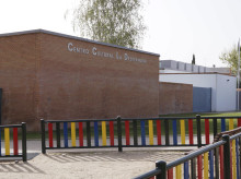 VILLANUEVA DE LA CAÑADA (MADRID), 10/04/2026.- Vista del exterior del centro cultural La Despernada, en Villanueva de la Cañada (Madrid) donde ayer fue apuñalado un niño de 11 años, de origen rumano, que fue estabilizado por los servicios sanitarios y trasladado al Hospital 12 de Octubre donde ha fallecido esta noche. La Guardia Civil ha confirmado este viernes la detención de un hombre de 23 años como presunto autor del apuñalamiento. EFE/Adrián Masa de Vega