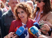 La candidata a la Junta de Andalucía por el Partido PSOE-A María Jesús Montero atiende a los medios antes del comienzo de la manifestación de las Mareas Blancas. A 12 de abril de 2026 en Sevilla, Andalucía (España).Cientos de personas están convocadas este domingo 12 de abril de 2026, a las 12:00 horas, a la manifestación de la Marea Blanca en defensa de la sanidad pública. La marcha sale desde San Bernardo y recorre el centro de Sevilla hasta el Palacio de San Telmo. Convocada por la Coordinadora Andaluza de Mareas Blancas y CCOO,

Francisco J. Olmo / Europa Press
12/4/2026