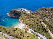 El maravilloso Parador suspendido sobre un acantilado y rodeado de calas de aguas turquesa