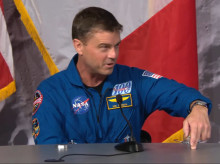 AME4181. BOGOTÁ (COLOMBIA), 16/04/2026.- Captura de video tomada de una transmisión de la NASA del comandante de la misión Artemis II, Reid Wiseman, durante una rueda de prensa este jueves, desde Houston (EE.UU.). EFE/ NASA /SOLO USO EDITORIAL/ SOLO DISPONIBLE PARA ILUSTRAR LA NOTICIA QUE ACOMPAÑA (CRÉDITO OBLIGATORIO)