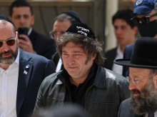 El presidente de Argentina, Javier Milei (C), visita el Muro de las Lamentaciones en la Ciudad Vieja de Jerusalén