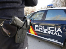 Un agente y un coche de la Policía Nacional, en Valladolid, en una imagen de archivo
