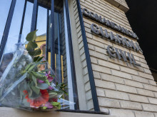Ramo de flores en la Comandancia de la Guardia Civil en Huelva por los agentes fallecidos