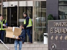 Agentes de la Policía Nacional registran las instalaciones de la funeraria El Salvador, en Valladolid
