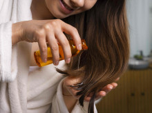 Aceite seco sobre el cabello