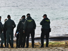 Guardias civiles frente al cadáver de un inmigrante en Ceuta (España) en una imagen de archivo