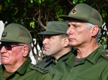 El dictador de Cuba, Miguel Díaz-Canel (derecha), el coronel Raúl Guillermo Rodríguez Castro (centro), nieto del expresidente Raúl Castro, y el ministro de las Fuerzas Armadas, general Álvaro López Miera