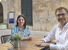 Miquel Oliver, alcalde de Manacor, junto con Marta Català en una fotografía donde anuncia candidatura