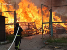 KIEV, 02/06/2026.- El número de muertos en el mayor ataque ruso a Ucrania de los últimos meses, que tuvo lugar la pasada noche y fue uno de los más masivos de toda la guerra, asciende a al menos 13, incluido un niño, tras actualizar este martes las autoridades ucranianas la cifra de fallecidos en Dnipró. Los ataques rusos mataron a al menos nueve personas en una zona residencial de esa ciudad del centro-este de Ucrania, y a otras cuatro en la capital, Kiev, según el último balance publicado en Telegram por el ministro del Interior ucraniano, Igor Klimenko. EFE/ Servicios de Emergencias de Ucrania - SOLO USO EDITORIAL/SOLO DISPONIBLE PARA ILUSTRAR LA NOTICIA QUE ACOMPAÑA (CRÉDITO OBLIGATORIO) -