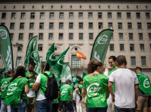 (Foto de ARCHIVO)
Un grupo de personas sostienen una pancarta durante una concentración de CSIF