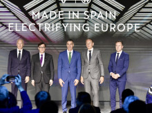 En el centro, Pedro Sánchez, durante la presentación del inicio de producción del Cupra Raval y el ID. Polo