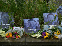 Arreglos florales y fotografías de Henry Nowak fueron ubicadas frente a la estación de policía de Southampton, Reino Unido