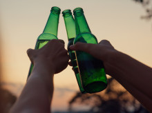 Imagen de unos amigos tomando cerveza
