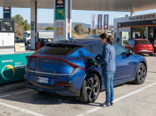 Un vehículo repostando en una estación de servicio