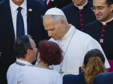 El Papa León XIV durante su visita el centro CEDIA de Cáritas