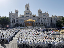 Vista general de la plaza Cibeles donde el papa León XIV oficia la misa del Corpus Christi, este domingo, en Madrid