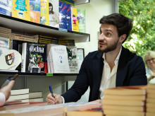 Alejandro Entrambasaguas firmando 'La sagrada familia' en la Feria del Libro