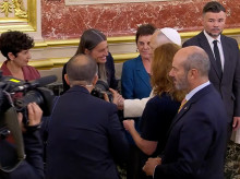 Momento del saludo de Miriam Nogueras al Papa