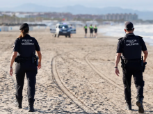 Imagen de archivo de dos agentes de la Policía Local de Valencia en la playa de la Malvarrosa