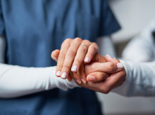 Expertos advierten de que frases habituales como "sé fuerte" o "todo irá bien" pueden aumentar el malestar emocional de pacientes y familiares