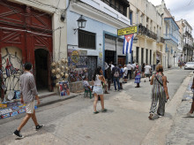Personas caminando frente al bar y restaurante 'La Bodeguita del Medio' en La Habana (Cuba)
