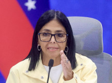 AME6857. CARACAS (VENEZUELA), 02/07/2026.- La presidenta encargada de Venezuela, Delcy Rodríguez, habla durante una rueda de prensa este jueves, donde agradeció a los 147 países y a "los artistas internacionales, Bad Bunny entre otros, que enviaron ayuda tras el doble terremoto, en Caracas (Venezuela). EFE/ Iván Cárdenas