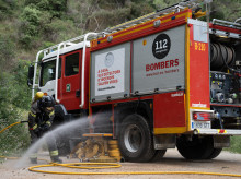 Varios bomberos durante un simulacro de incendio forestal en la montaña de Collserola, a 2 de junio de 2025, en Barcelona, Cataluña (España). ¡