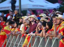 Aficionados siguen el partido de la selección española contra Portugal en Madrid