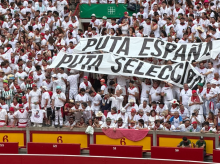 Imagen de las pancartas que han mostrado en la Plaza de Toros de Pamplona