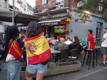 Aficionadas españolas en un bar de Bruselas