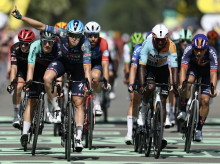 Tim Merlier celebra su victoria al sprint