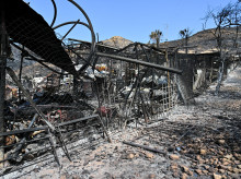 BÉDA (ALMERÍA) (ESPAÑA), 11/07/2026.- Vista del área calcinada en el municipio almeriense de Béda . La superficie afectada por el incendio forestal originado en Los Gallardos (Almería), con doce fallecidos, se ha elevado a 6.600 hectáreas por los avances registrados durante la pasada jornada, que obligaron a ampliar el perímetro ante la presencia de focos y frentes muy activos. EFE/Carlos Barba