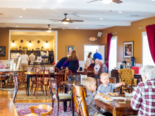 El Little Way Café de la Iglesia Católica de San Luis en Alexandria, Virginia, fomenta la convivencia, incluso entre los más pequeños