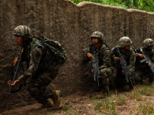 Los marines de EE.UU. junto con fuerzas peruanas, mexicanas y de la República de Corea realizan un entrenamiento de incursión anfibia durante el Ejercicio Rim of the Pacific 2026 en Hawái, con el objetivo de fortalecer la preparación multinacional y la interoperabilidad en la región del Pacífico