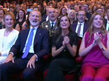 Los Reyes acompañan a Luz Casal y a Soleá Morente y tararean «Un nuevo día brillará»