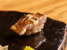 Nigiri de lenguado, de textura firme y sabor tan delicado como elegante
