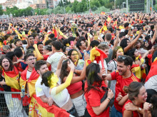 (Foto de ARCHIVO)
Aficionados a la selección española de fútbol durante la celebración del partido de semifinales del mundial entre España y Francia